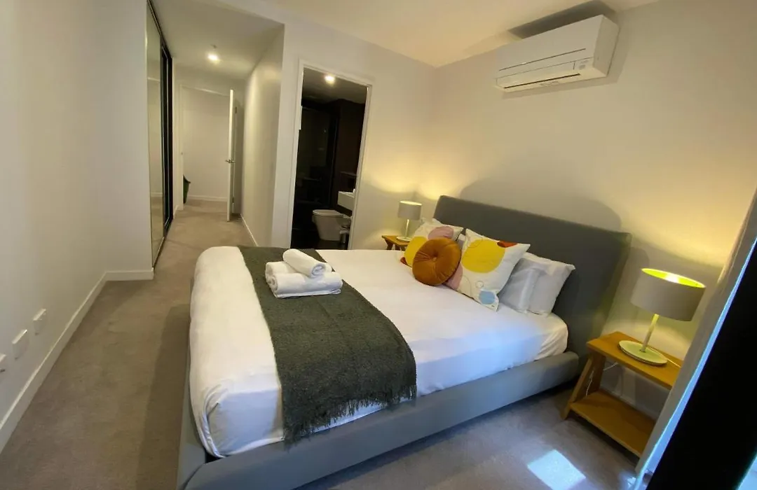 2 Bed 2 Bath Luxury Apartment In Braddon Canberra - Free Heated Pool, Gym, Parking-1
