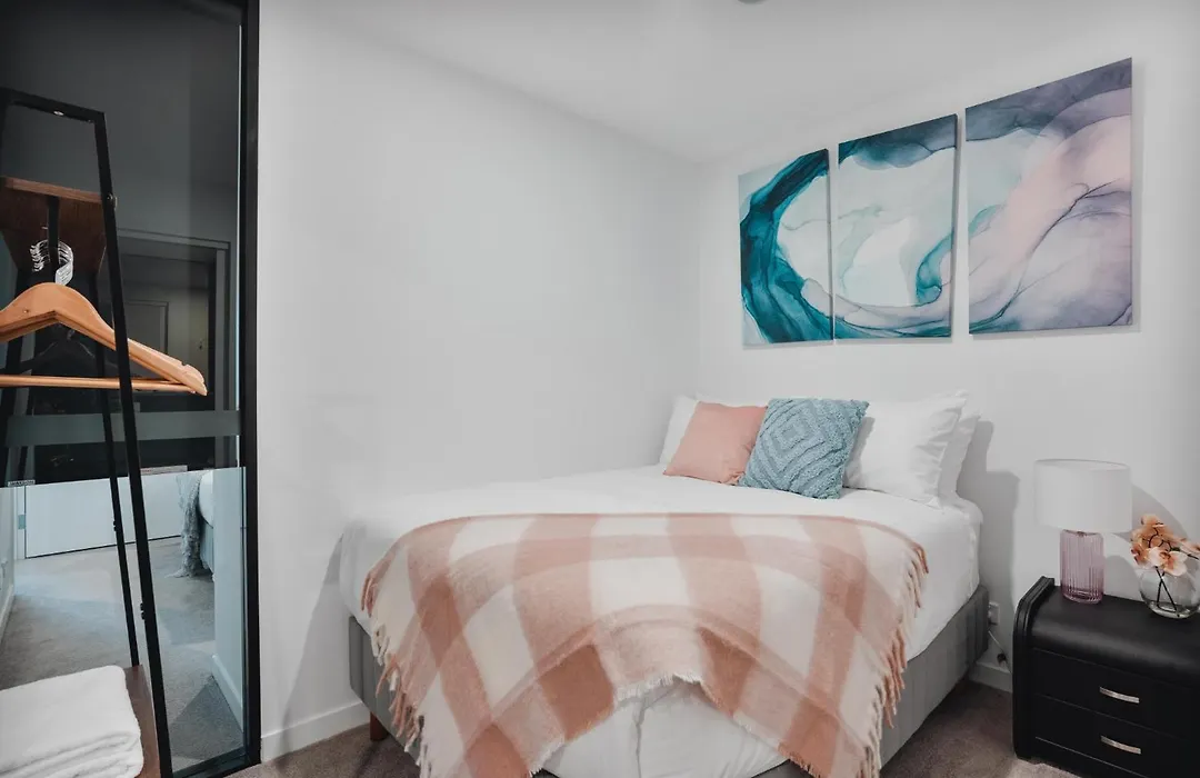 Center 2-Bed With Gym, Sauna, Indoor Pool & Views-1