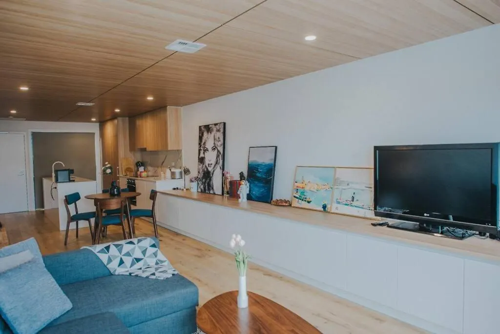 Modern 2 Bedroom Apartment At City With Free Parking-1