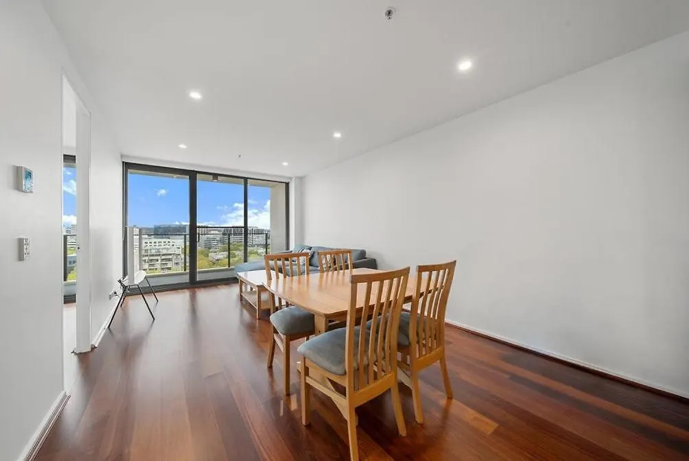 Two Bedroom Apt In Heart Of Canberra With Parking-1