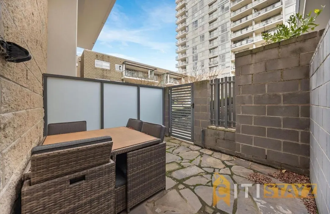 Stylish Split-Level 1Bd - Pool & Sauna, Near Anu-1