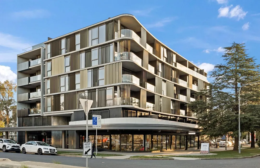 Elegant 2-Bed Urban Retreat With Outdoor Dining-1