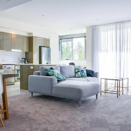 Spacious Sun-Drenched Apartment, Centrally Located-2