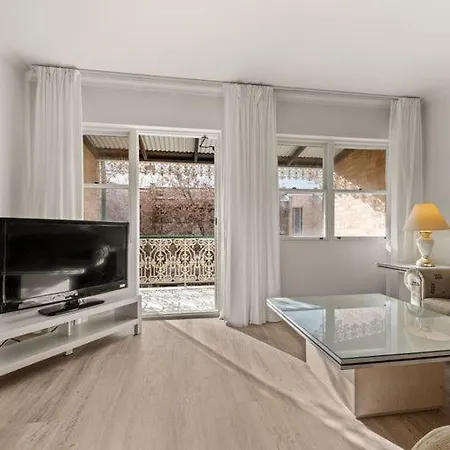Beautiful, Inner City, Renovated Top Floor 2-Bedroom Apartment-2