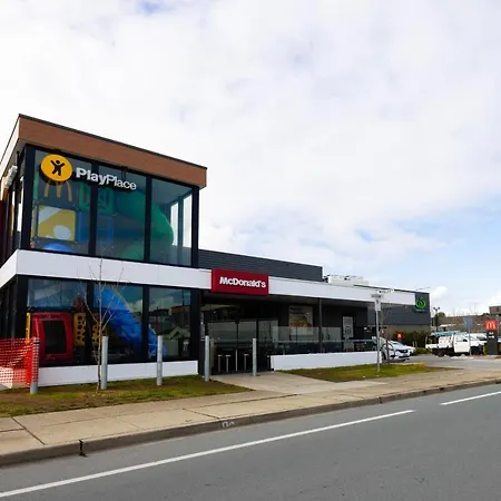 Spacious & Open 2 Bd 2Bth Unit In Canberra City-2