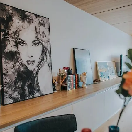 Modern 2 Bedroom Apartment At City With Free Parking-2