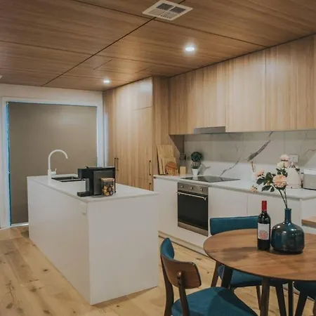 Modern 2 Bedroom Apartment At City With Free Parking-3