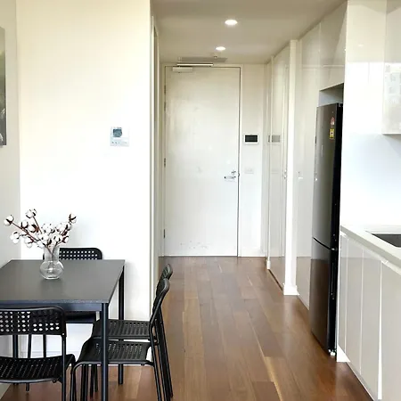 Modern Quiet Two Bedroom Apt In Canberra City-3