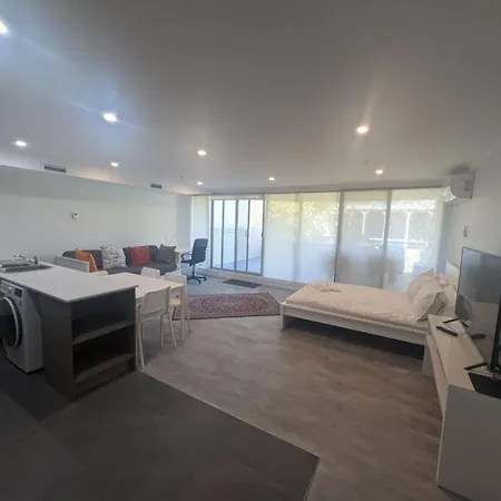 Dana-Cozy Apartment With Shared Entry In The City-3