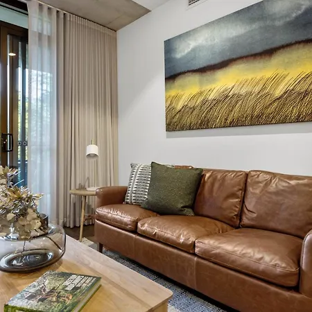 Elegant 2-Bed Urban Retreat With Outdoor Dining-2