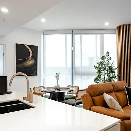 Chada By Cadiz Properties - 2 Bedroom Apartment With Lakeview Pool, Within Cbd And Beside Commonwealth Park-2