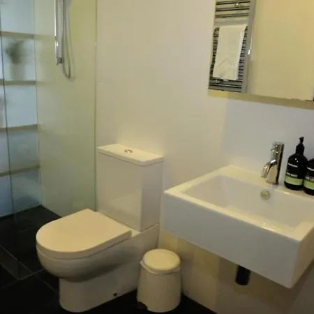 Lake View City Apartment With Free Parking - Hosted By Canstay-3