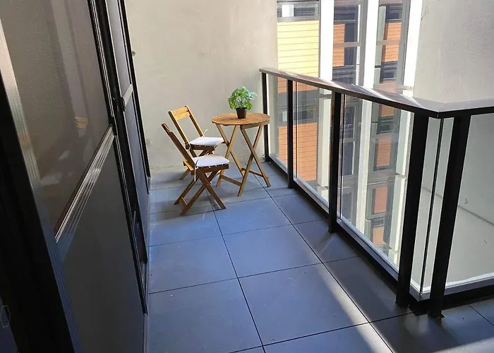 2 Bed 2 Bath Luxury Apartment In Braddon Canberra - Free Heated Pool, Gym, Parking