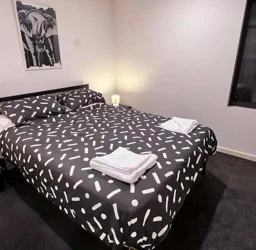 Black & White Delight - 2Bd 2Bth Apt - Braddon Canberra