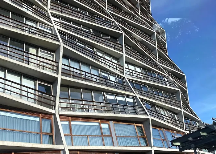 Stylish Central Lake View Apartment - Free Parking Canberra