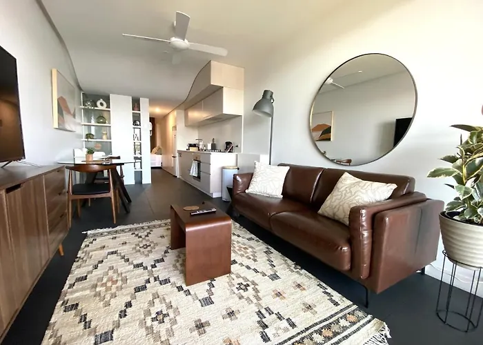 Stylish Central Lake View Apartment - Free Parking Canberra