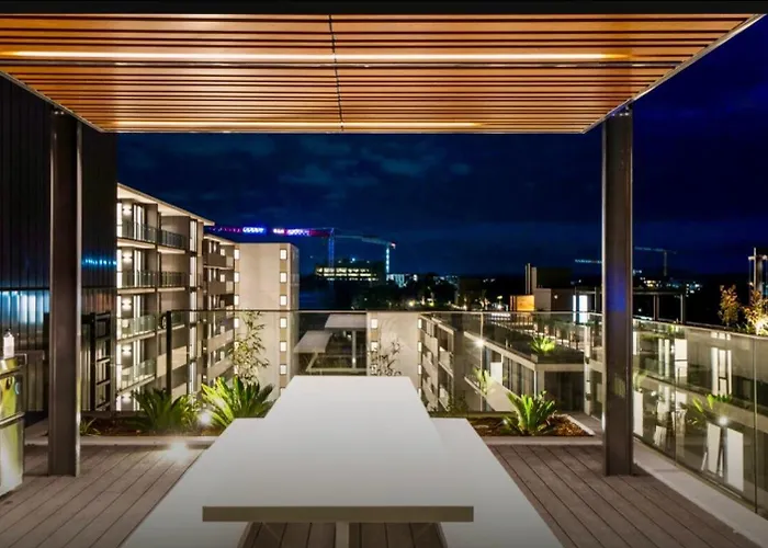 The Hamptons -Coastal Luxe Dual Suite - 2 Bed 2 Bath, Rooftop Pool & Free Parking Canberra