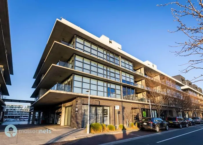 Large Modern 2 Bdrm Apt, Water Views, 2X Car Spots Canberra