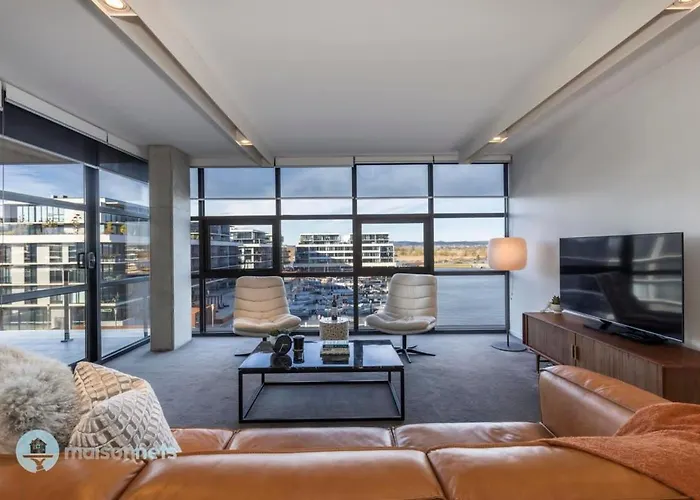 Large Modern 2 Bdrm Apt, Water Views, 2X Car Spots Canberra