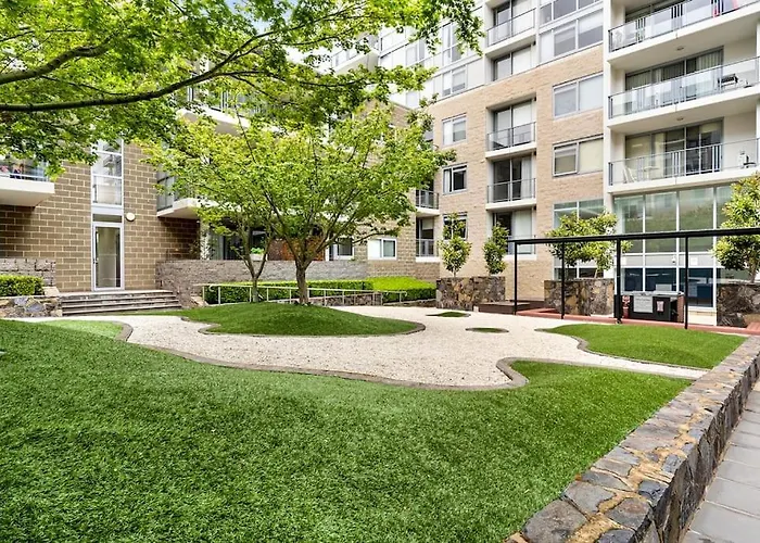 Modern Renovated Cbd Apartment Canberra