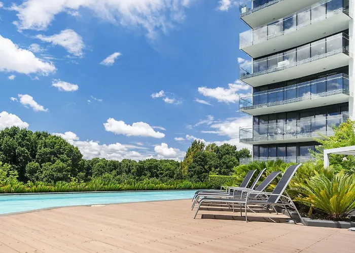 Central Located 2-Bed With Pool, Gym & Parking Canberra