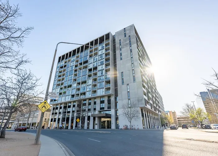 Central Located 2 Bedroom Apartment In Canberra With Parking