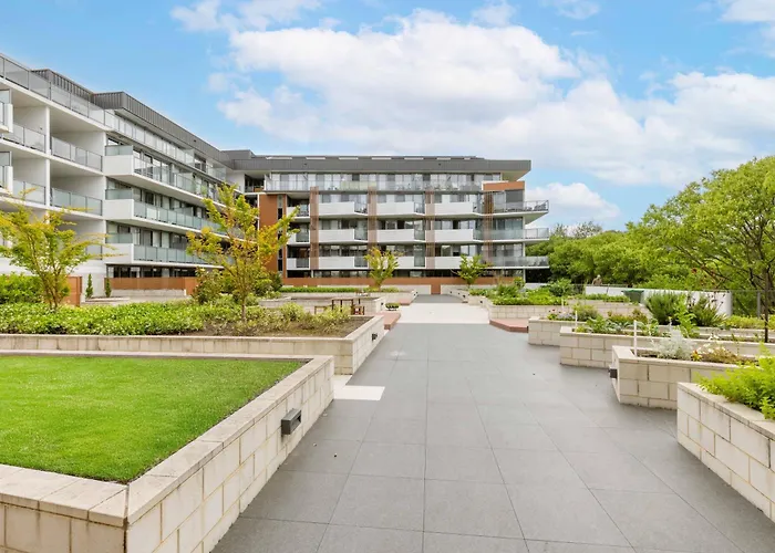 Sunny Blossom Escapes With Free Parking And Pool Canberra
