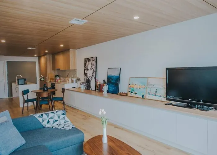 Modern 2 Bedroom Apartment At City With Free Parking Canberra