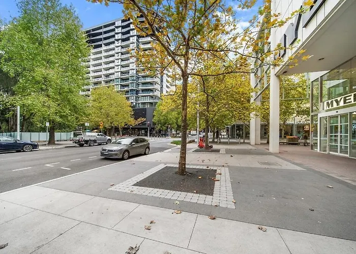 Two Bedroom Apt In Heart Of Canberra With Parking