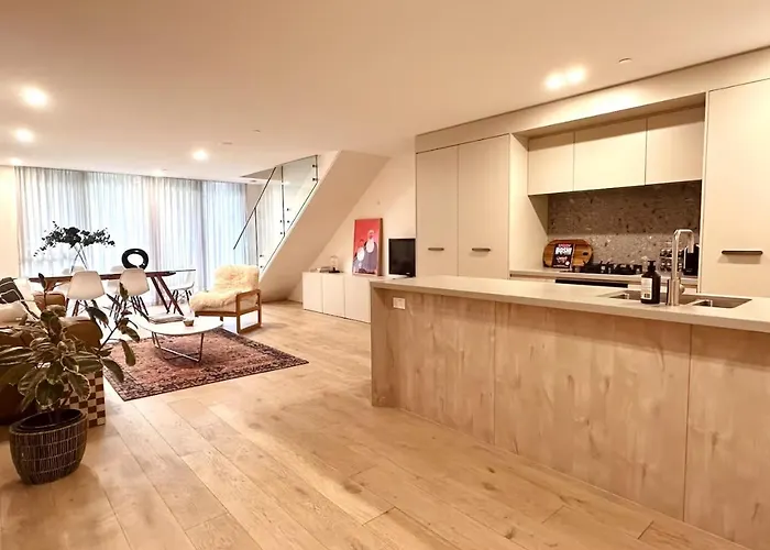 Spacious 2 Bed Room Split Level Apartment Canberra