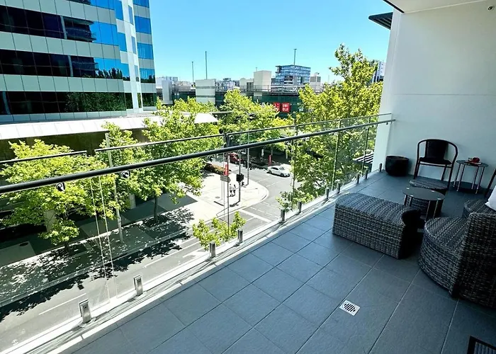 Perfectly Located Modern Apartment - Canberra Cbd