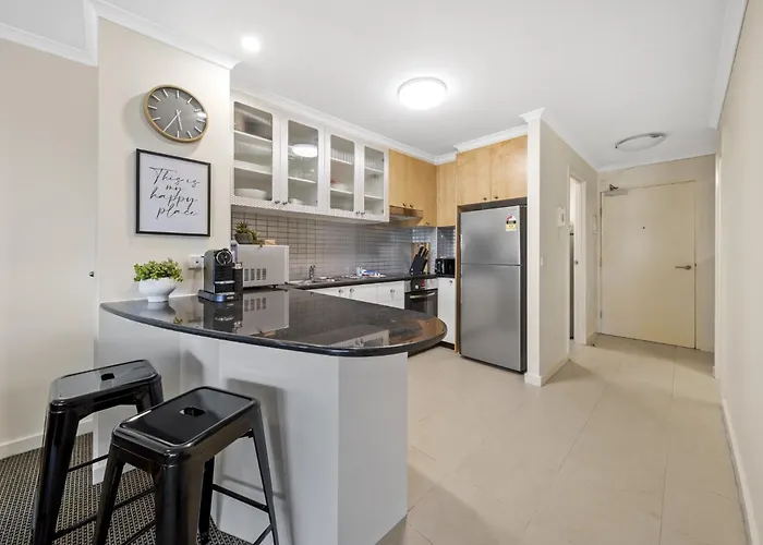 Inner-City 2-Bed With Parking, Pool, Gym & Bbq Canberra