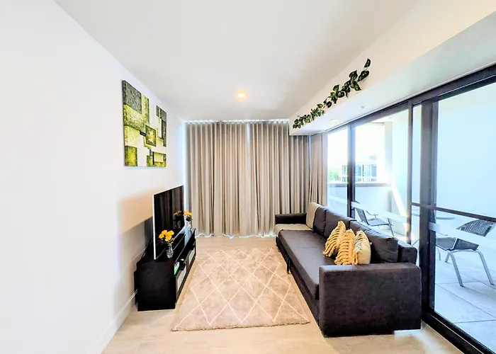 Brand New Cozy City Apartment With Balcony, Free Parking, Gym, Pool And Workspace Canberra