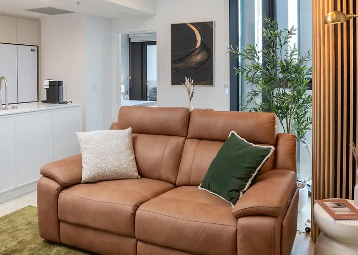 Chada By Cadiz Properties - 2 Bedroom Apartment With Lakeview Pool, Within Cbd And Beside Commonwealth Park Canberra