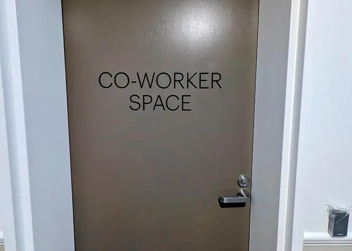 Brand New Cozy City Apartment With Balcony, Free Parking, Gym, Pool And Workspace Canberra