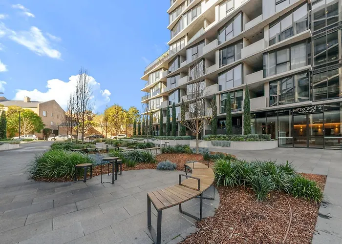 2B-1Br-1Car-Courtyard-Cbd-Shops Apartment Canberra